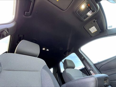 Used 2023 Chevrolet Traverse LT image 30