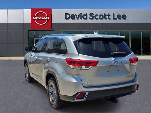 Used 2017 Toyota Highlander Limited Platinum FWD image 3