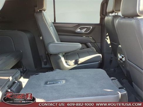 Used 2023 GMC Yukon XL SLT w/ SLT Premium Package image 19