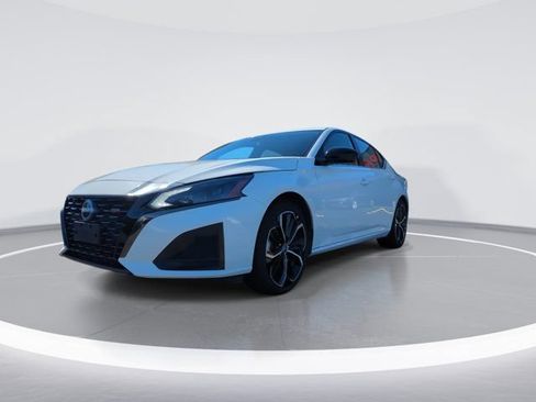 Used 2024 Nissan Altima 2.5 SR FWD image 10