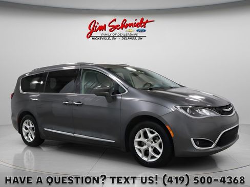 Used 2018 Chrysler Pacifica Touring-L w/ Tire & Wheel Group image 1