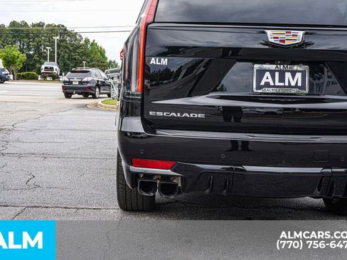 Used 2024 Cadillac Escalade ESV V AWD/4WD image 17