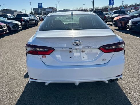 Used 2021 Toyota Camry SE image 6
