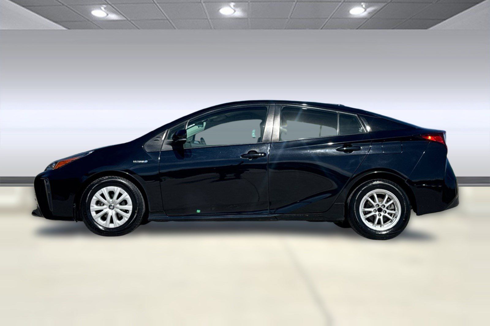 Used 2019 Toyota Prius L Eco FWD image 2