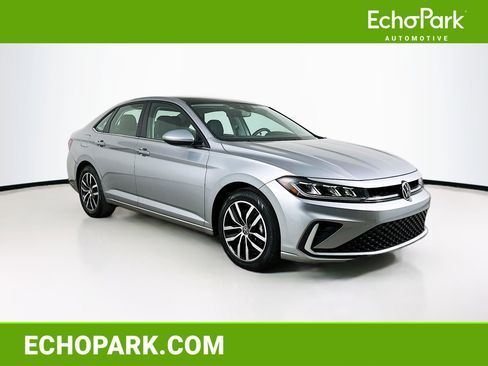 Used 2025 Volkswagen Jetta SE image 1