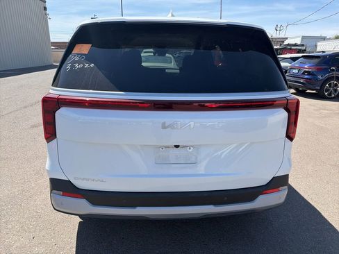 Used 2025 Kia Carnival image 5