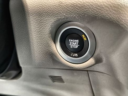 Used 2023 Chrysler Pacifica Touring-L FWD image 23