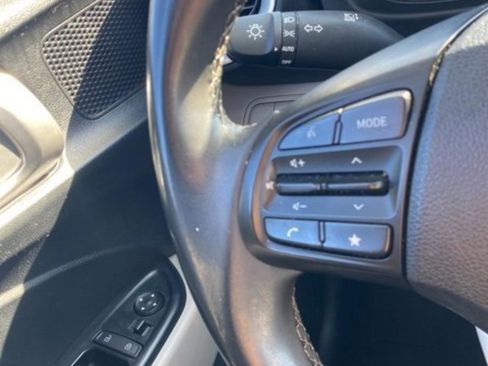 Used 2023 Hyundai Venue SEL image 18