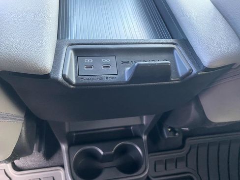 Used 2025 Toyota Sienna XLE FWD image 27