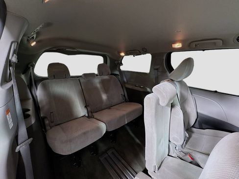 Used 2017 Toyota Sienna LE FWD image 33