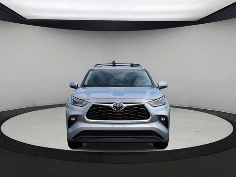 Used 2021 Toyota Highlander XLE FWD image 3