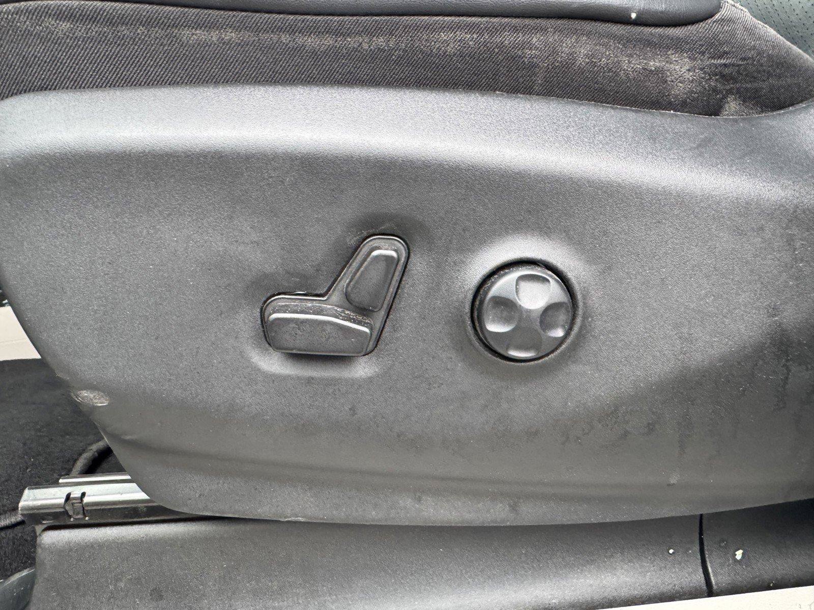 Used 2023 Chrysler Pacifica Touring-L FWD image 29