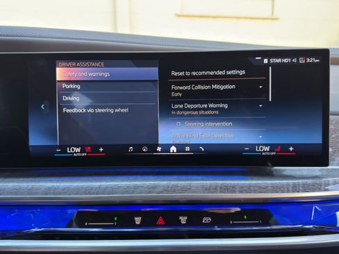 Used 2024 BMW 740i w/ Premium Package 2 RWD image 33