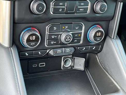 Used 2022 Chevrolet Suburban LT RWD image 27