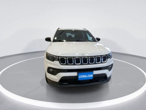 Used 2024 Jeep Compass Latitude image 3