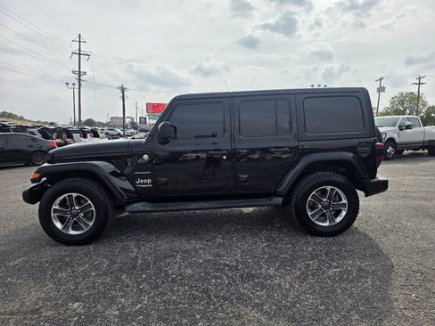 Used 2018 Jeep Wrangler Unlimited Sahara image 4