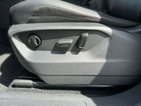 Used 2019 Volkswagen Tiguan SE FWD image 14