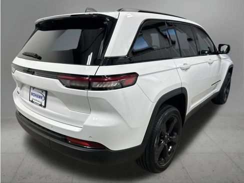 Used 2023 Jeep Grand Cherokee Altitude AWD/4WD image 5
