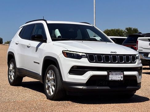 Used 2023 Jeep Compass Latitude w/ Sun and Sound Group AWD/4WD image 2