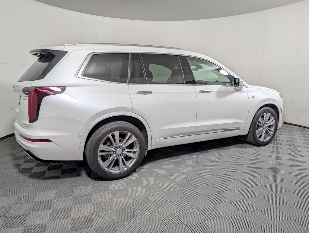 Used 2023 Cadillac XT6 Premium Luxury w/ Technology Package FWD image 2