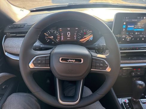 Certified 2025 Jeep Compass Latitude image 19