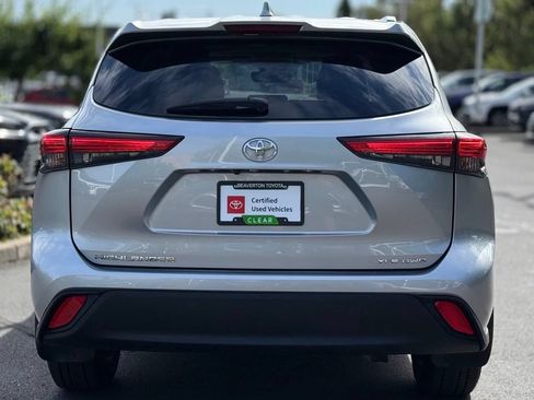 Used 2021 Toyota Highlander XLE AWD/4WD image 4