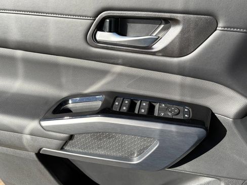 New 2025 Nissan Pathfinder SL image 17