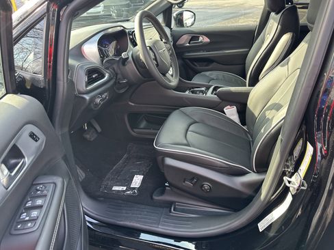 New 2026 Chrysler Pacifica Limited w/ S Appearance Package image 28