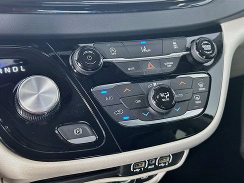 Used 2022 Chrysler Pacifica Touring-L FWD image 14
