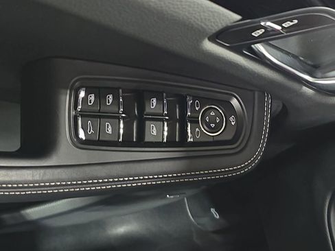 Certified 2025 Porsche Macan AWD/4WD image 21
