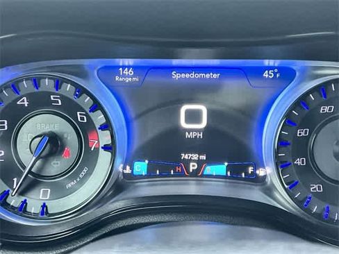 Used 2018 Chrysler 300 S image 19