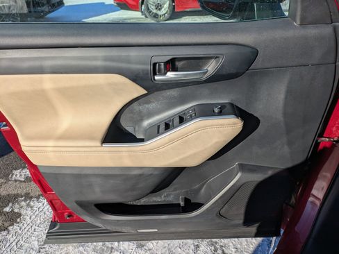 Certified 2023 Toyota Highlander XLE image 6