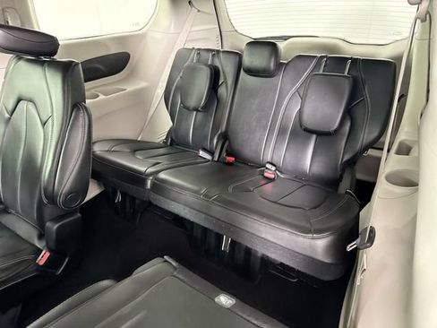 Used 2023 Chrysler Pacifica Touring-L FWD image 22