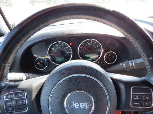 Used 2015 Jeep Wrangler Unlimited Rubicon w/ Connectivity Group image 17