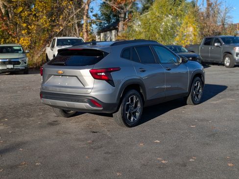 Used 2024 Chevrolet Trax LT w/ Driver Confidence Package image 9