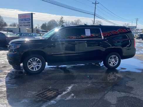 Used 2018 Chevrolet Suburban LT RWD image 4