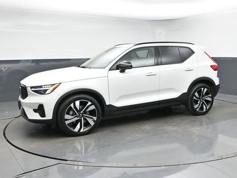 Used 2023 Volvo XC40 B5 Plus w/ Driver Assist Package AWD/4WD image 4