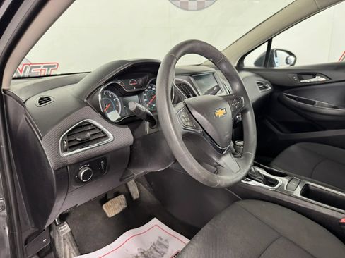 Used 2017 Chevrolet Cruze LT FWD image 10