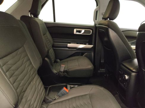 Used 2020 Ford Explorer XLT image 19