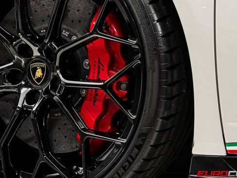 Used 2018 Lamborghini Huracan Performante AWD/4WD image 28