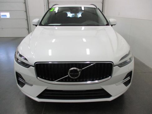 Used 2022 Volvo XC60 B5 Momentum image 8