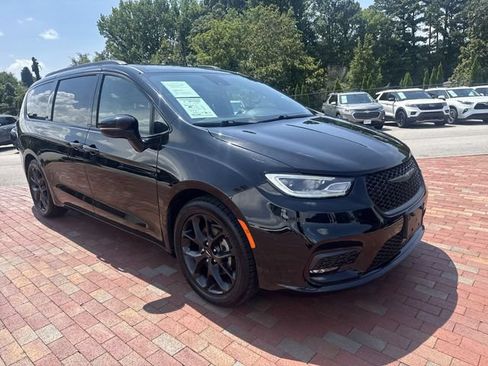Used 2025 Chrysler Pacifica Limited FWD image 38