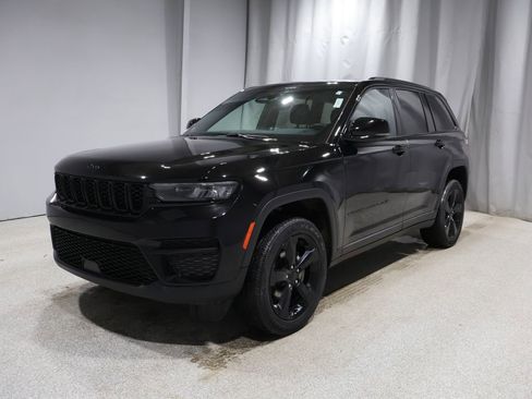 Used 2023 Jeep Grand Cherokee Altitude image 5