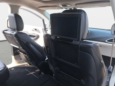 Used 2018 Chrysler Pacifica Limited w/ Advanced Safetytec Group FWD image 12