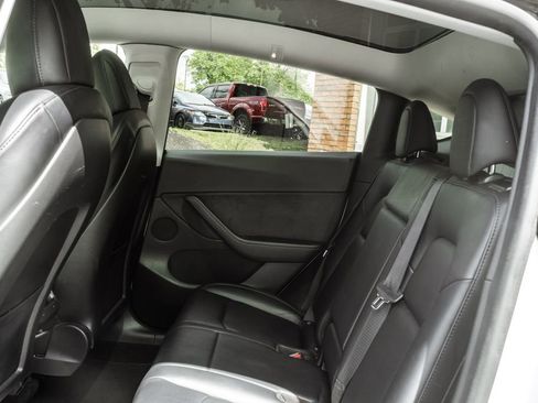 Used 2022 Tesla Model Y Long Range AWD/4WD image 22