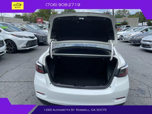 Used 2019 Toyota Yaris L image 9