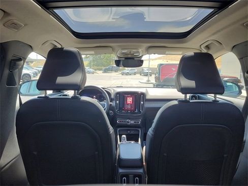 Used 2023 Volvo XC40 B5 Plus image 27