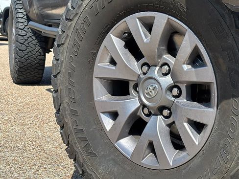 Used 2016 Toyota Tacoma SR5 w/ SR5 Appearance Package (SN) RWD image 2