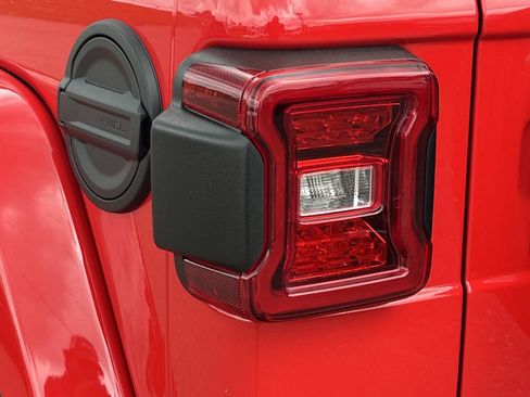 Used 2022 Jeep Wrangler Unlimited Sahara w/ LED Lighting Group AWD/4WD image 10