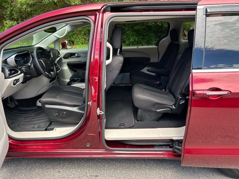 Used 2020 Chrysler Pacifica Touring FWD image 31